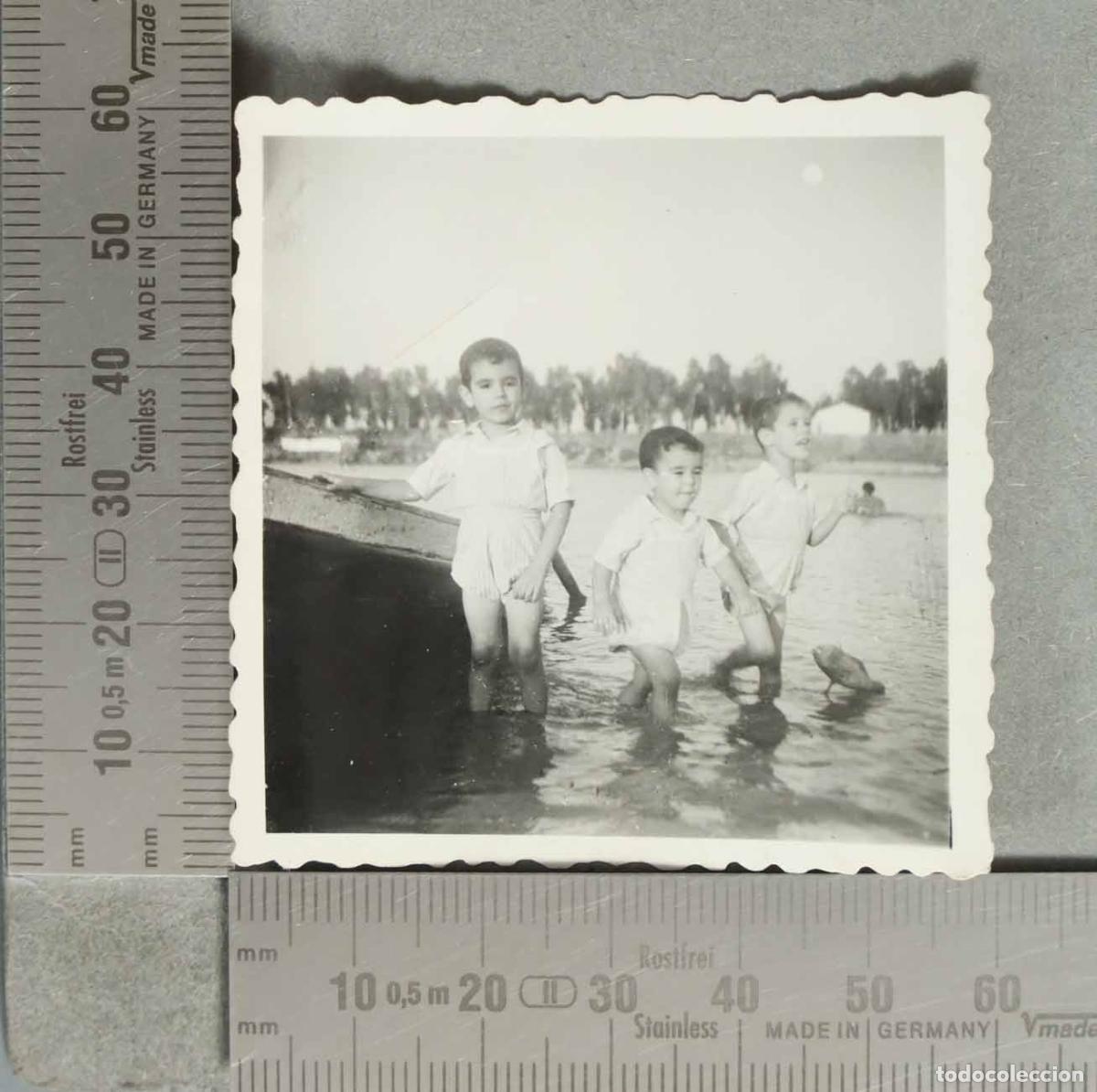 Fotografia antica: FOTOGRAFIA. Ni&ntilde;os ba&ntilde;&aacute;ndose en el r&iacute;o hacia 1940