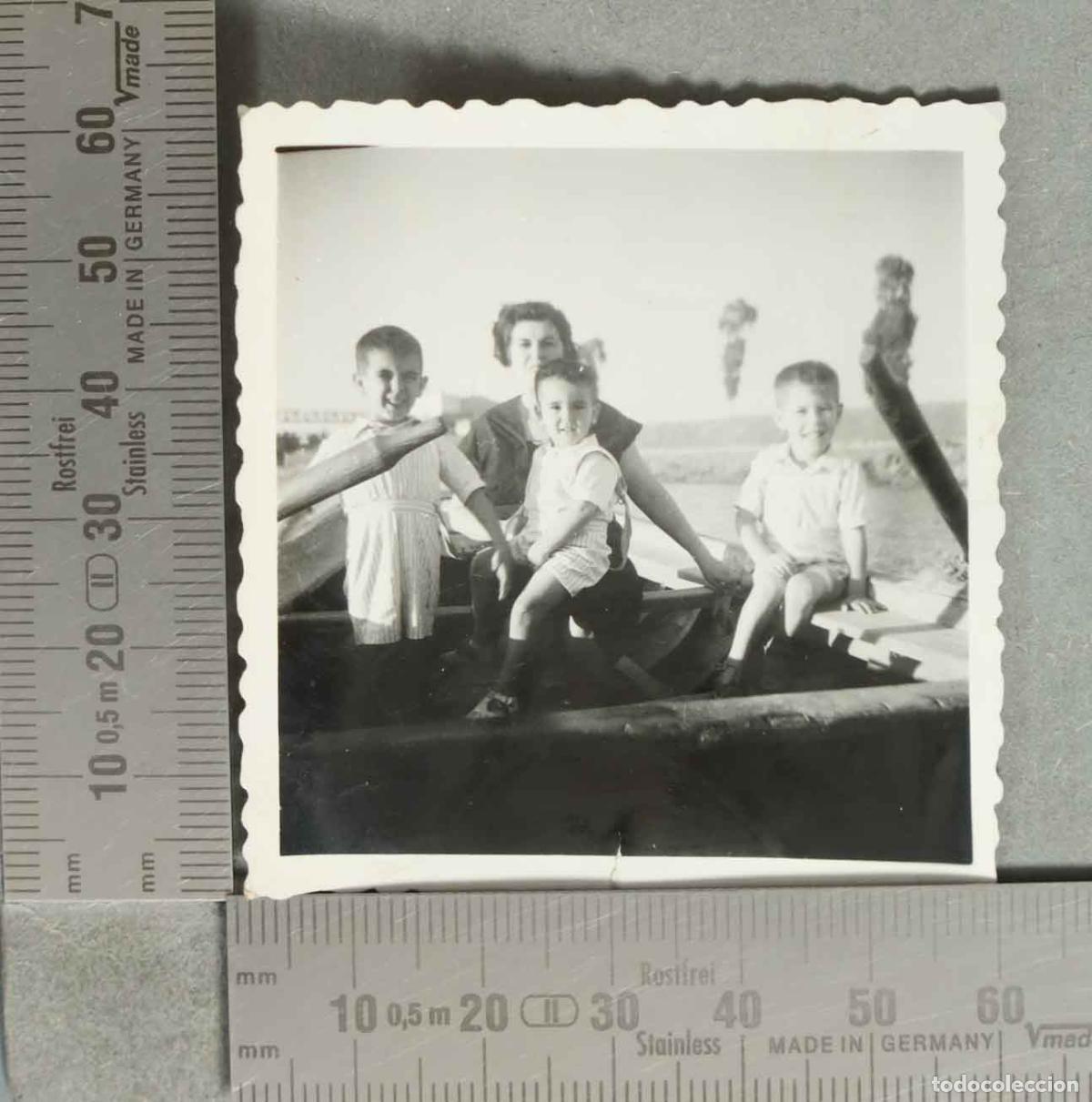 Fotografia antica: FOTOGRAFIA. Familia en barca de madera hacia 1940