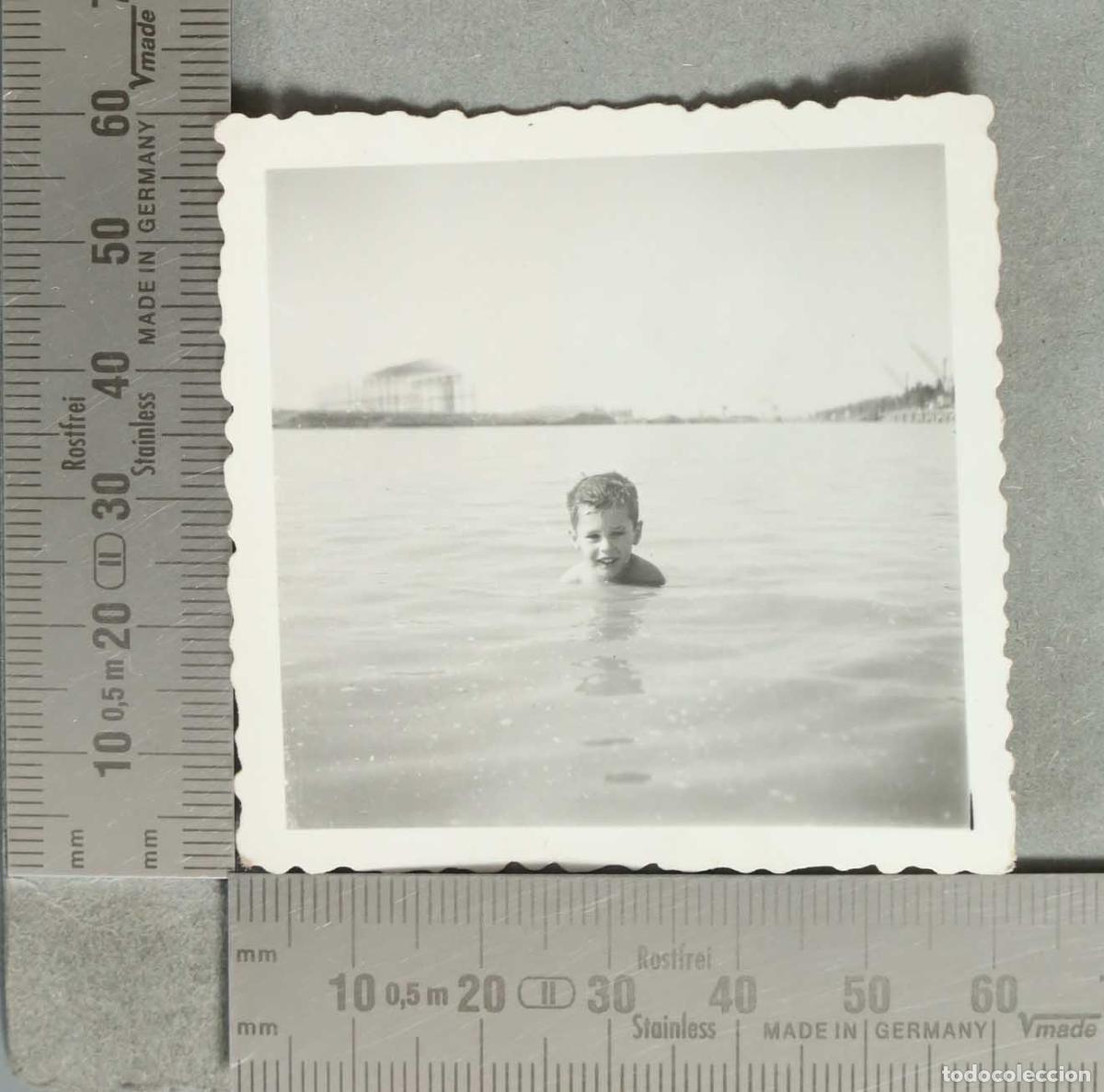 Fotografia antica: FOTOGRAFIA. Ni&ntilde;o ba&ntilde;&aacute;ndose en el agua - hacia 1940