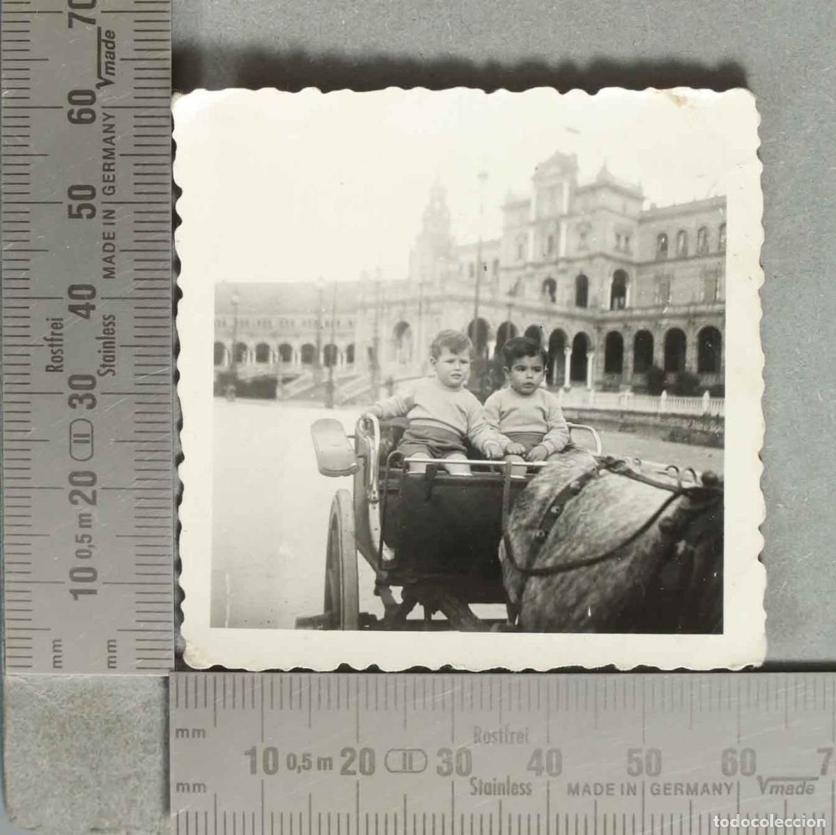 Fotografia antica: FOTOGRAFIA. Ni&ntilde;os en carreta en la Plaza de Espa&ntilde;a de Sevilla hacia 1940