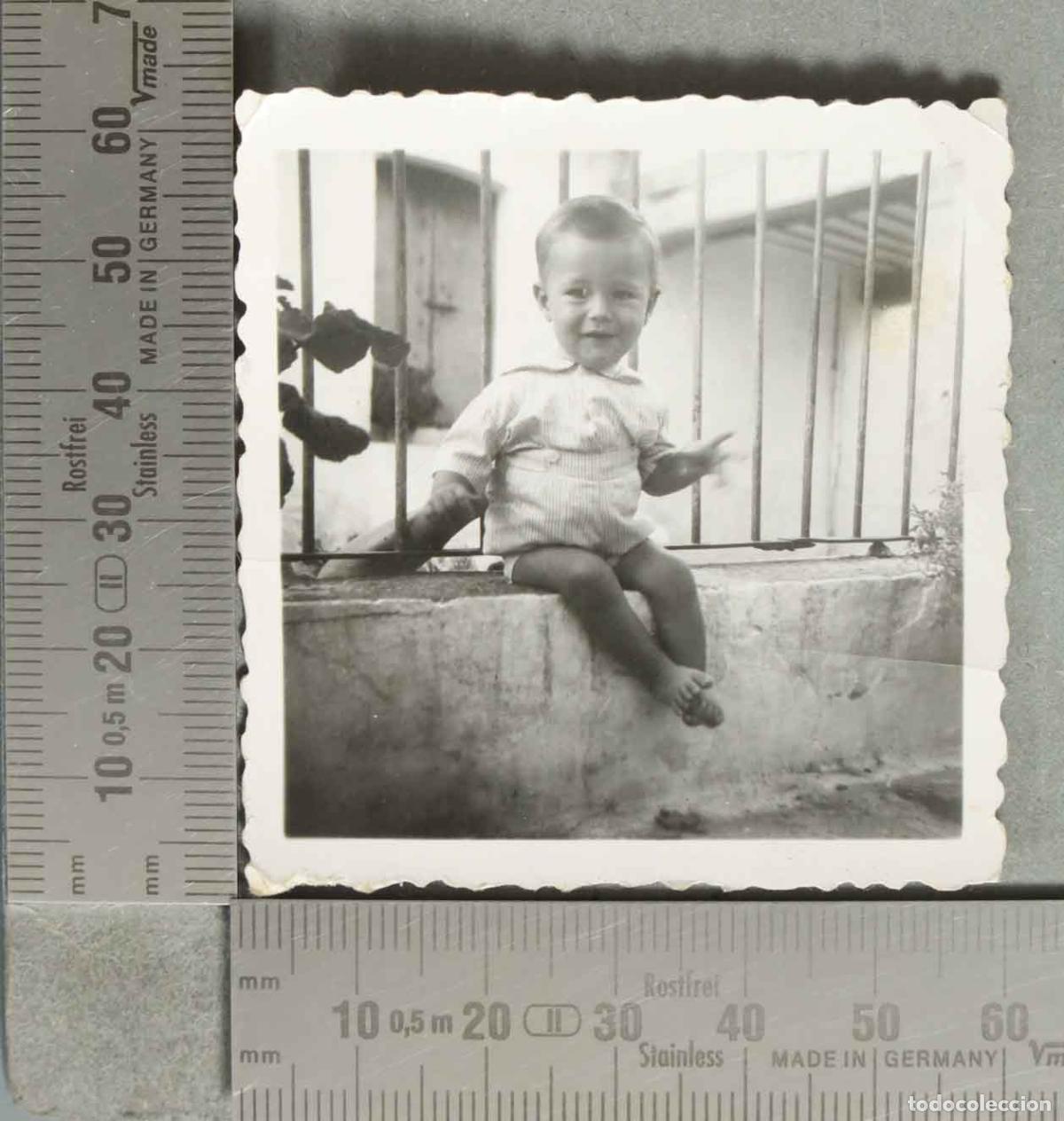 Fotografia antica: FOTOGRAFIA. NI&Ntilde;O EN VERJA. hacia 1940