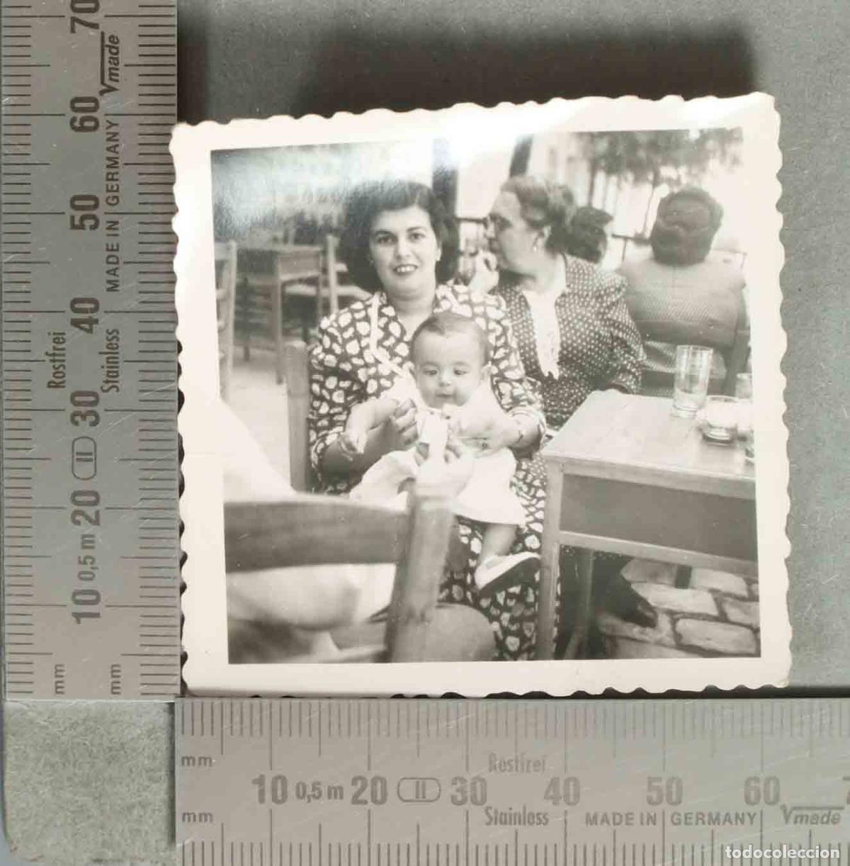 Fotografia antica: FOTOGRAFIA. Escena de terraza con mujer y beb&eacute; hacia 1940