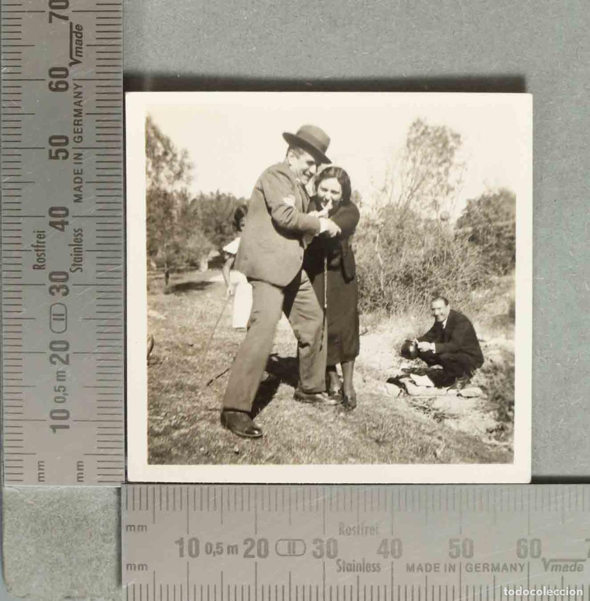 Fotografia antica: FOTOGRAFIA JUGANDO EN EL CAMPO. hacia 1940
