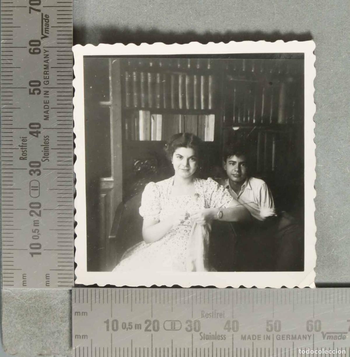 Fotografia antica: FOTOGRAFIA HERMANOS EN BIBLIOTECA hacia 1940