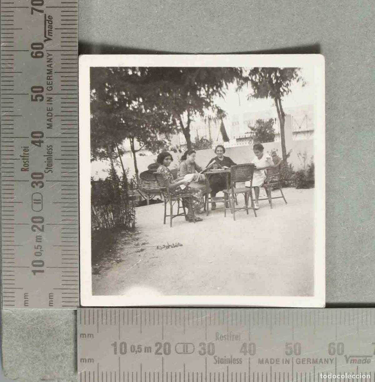 Fotografia antica: FOTOGRAFIA Mujeres reunidas en el jard&iacute;n hacia 1940