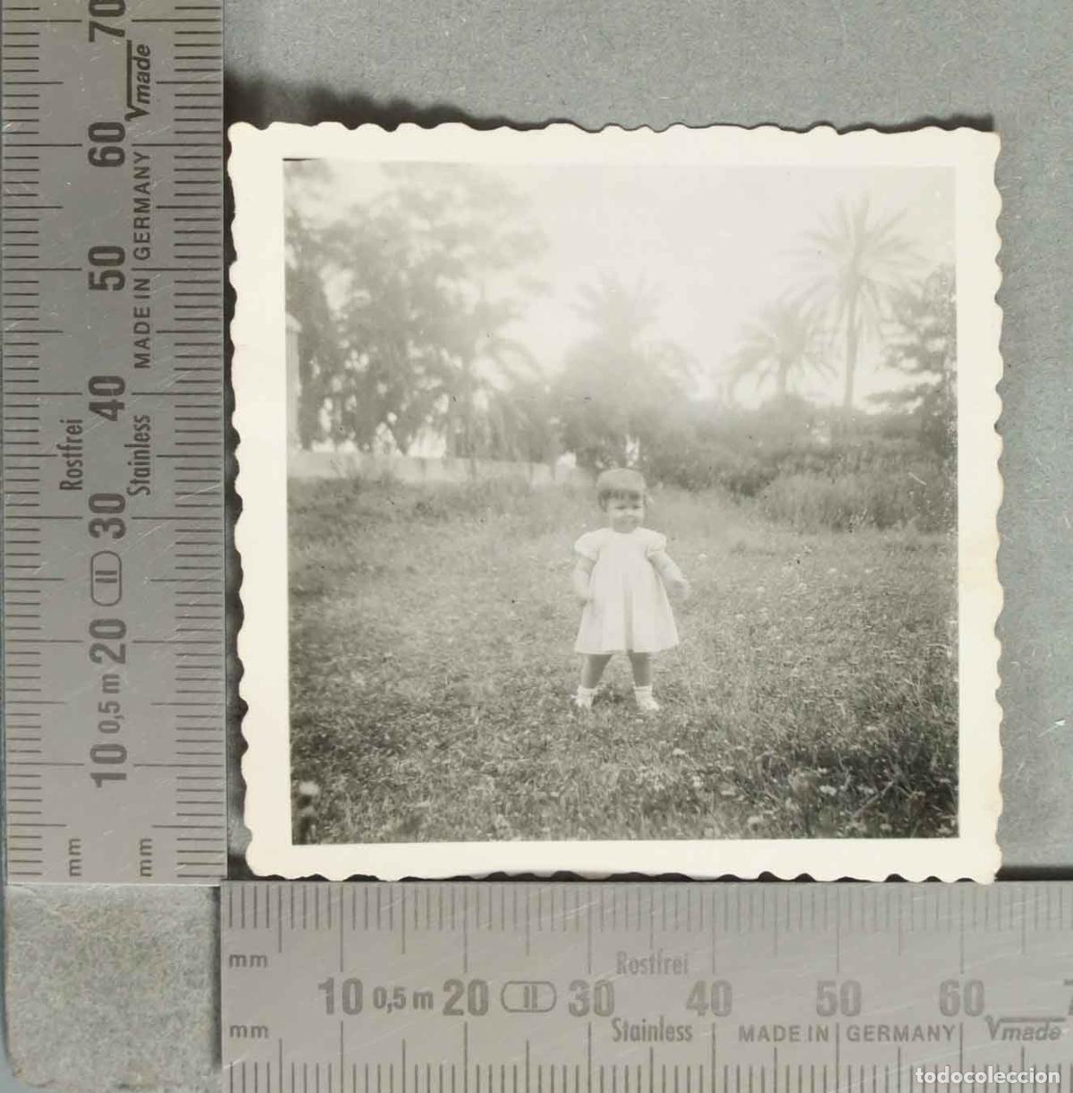 Fotografia antica: FOTOGRAFIA Ni&ntilde;a en jard&iacute;n - hacia 1940