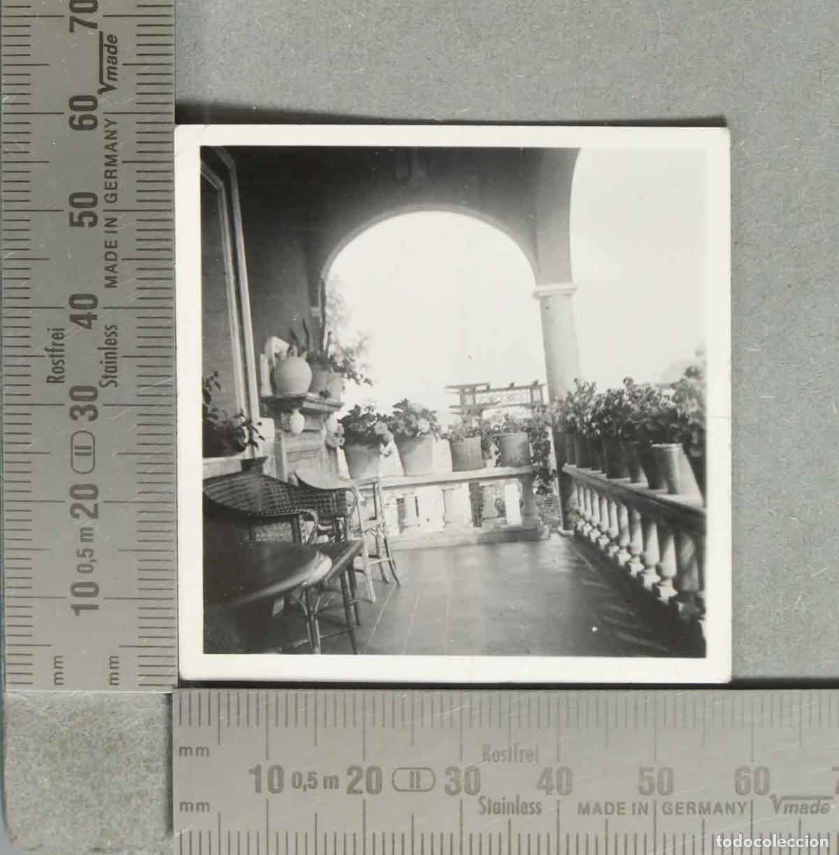 Fotografia antica: FOTOGRAFIA Terraza con balaustrada y macetas - Patio interior porticado con arcos de hacia 1940