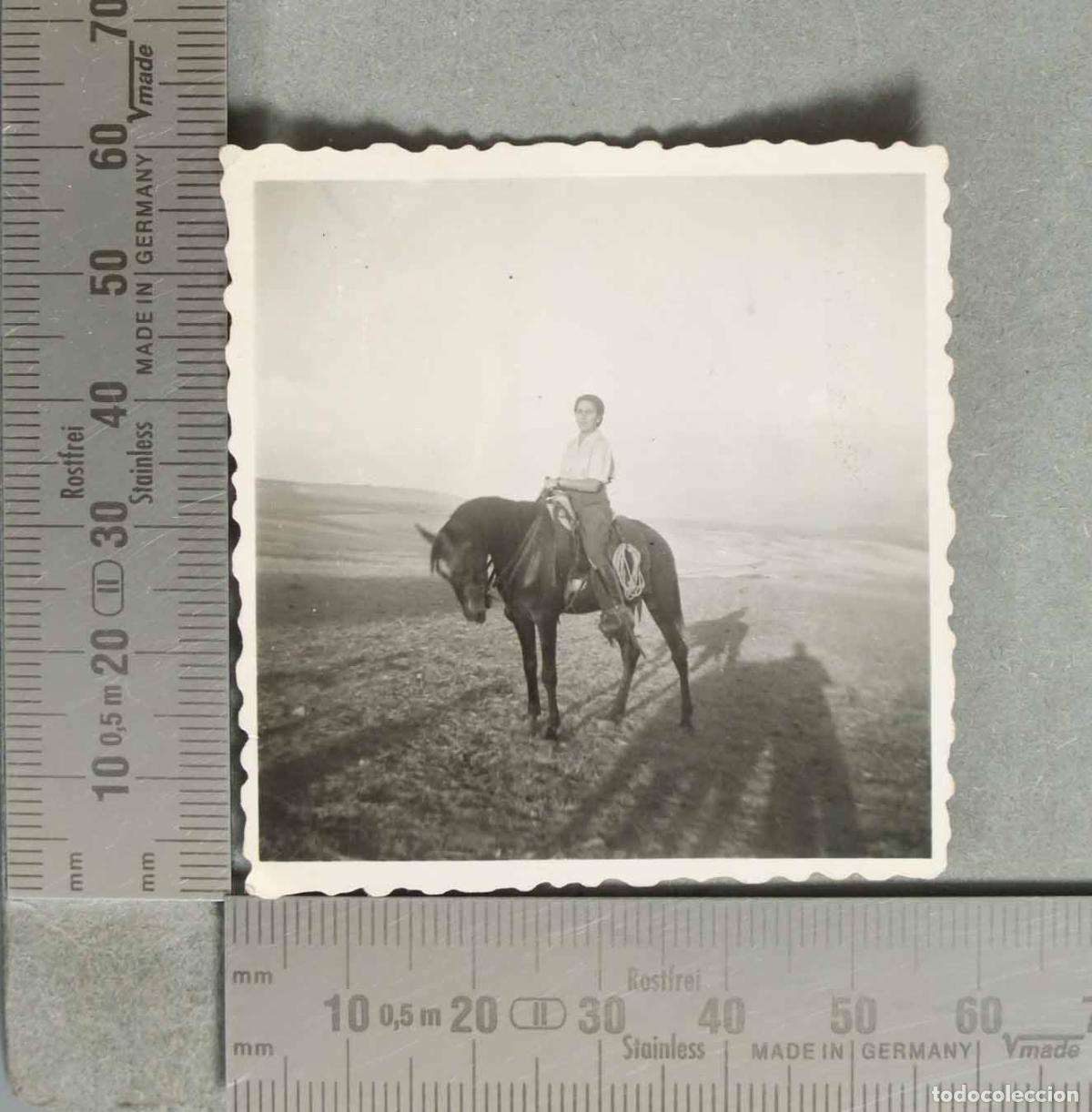 Fotografia antica: FOTOGRAFIA MUJER montando un caballo en un tierras hacia 1940