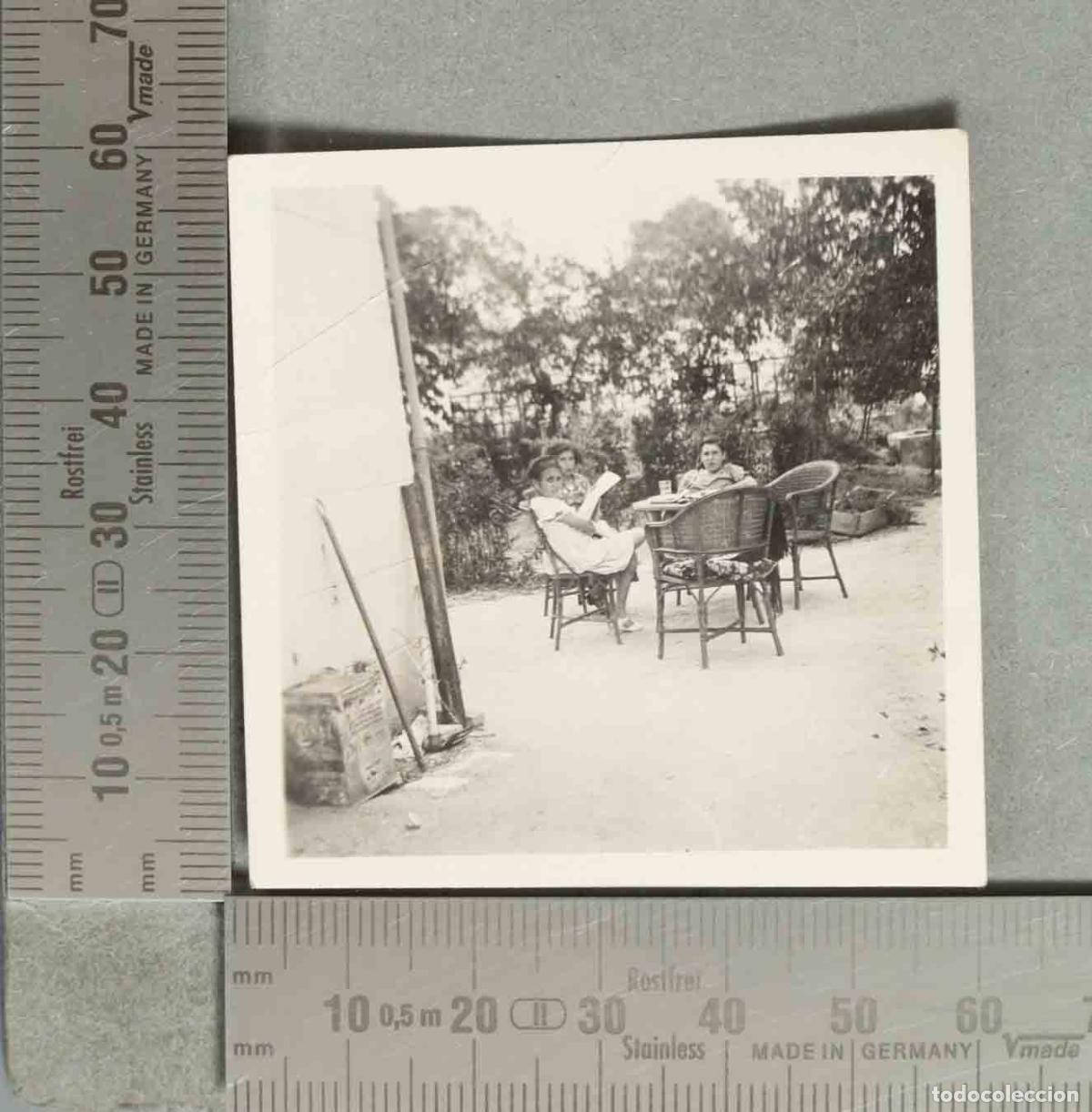 Fotografia antica: FOTOGRAFIA Familia en el jard&iacute;n hacia 1940