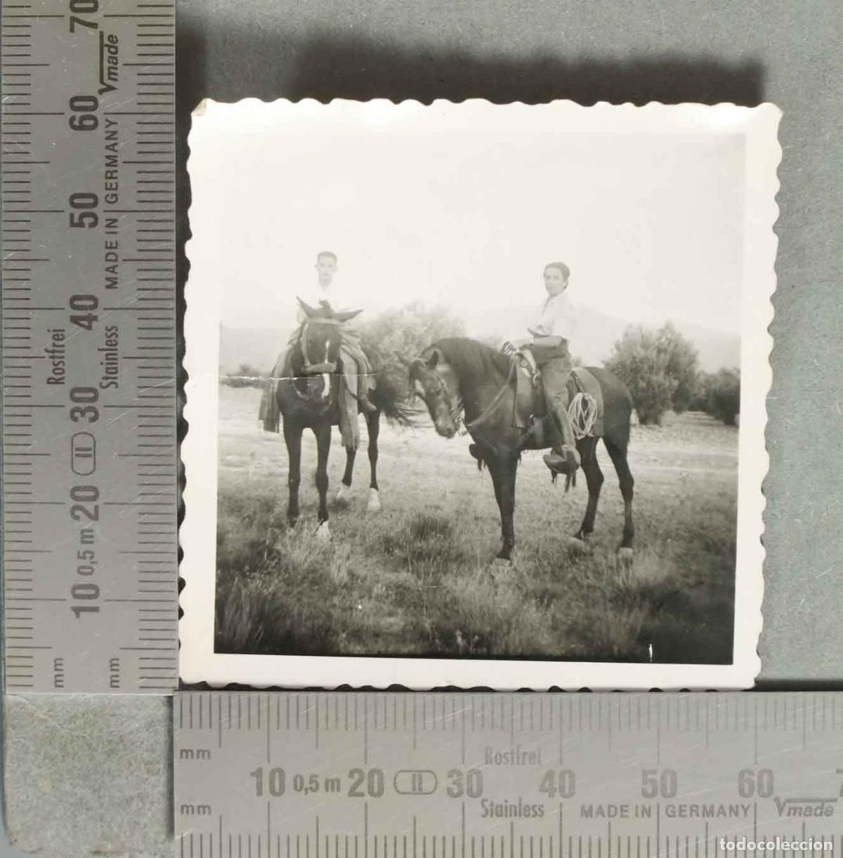 Fotografia antica: FOTOGRAFIA pareja de jinetes mujer y hombre hacia 1940