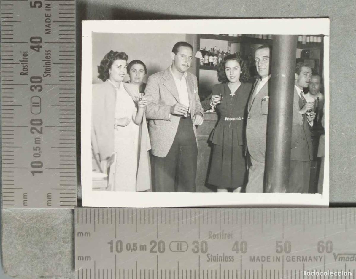 Fotografia antica: FOTOGRAFIA grupo tomando algo en taberna hacia 1940
