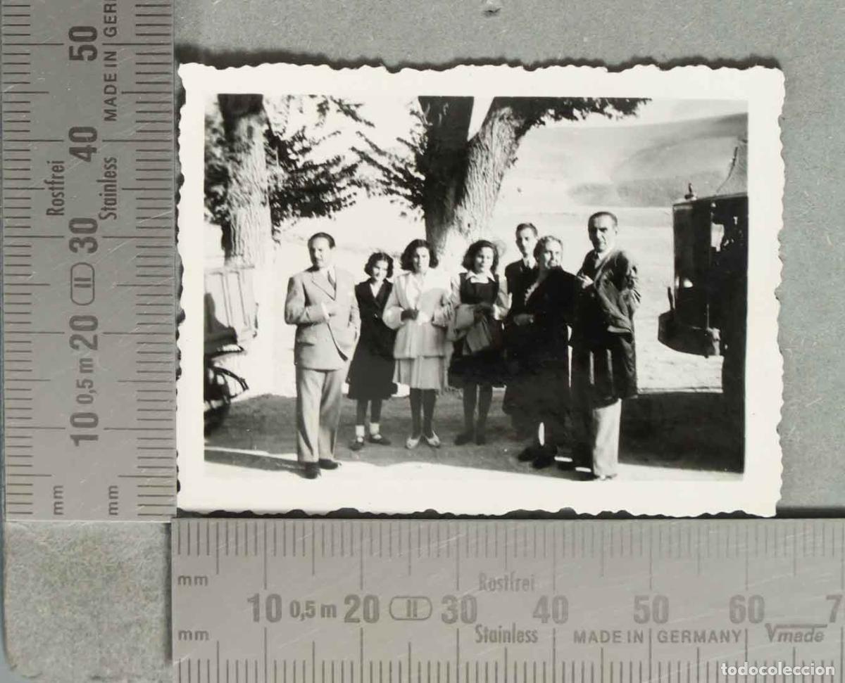 Fotografia antica: FOTOGRAFIA Grupo de personas al aire libre hacia 1940