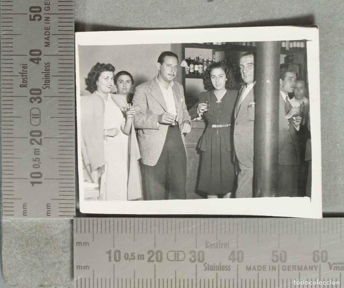 Fotografia antica: FOTOGRAFIA grupo de amigos en taberna hacia 1940