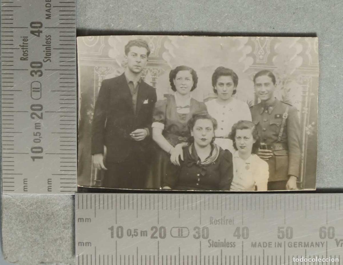 Fotograf&iacute;a antigua: FOTOGRAFIA GRUPO DE JOVENES. MARGARITAS REQUETES. ALFEREZ PROVISIONAL. FERIA hacia 1939