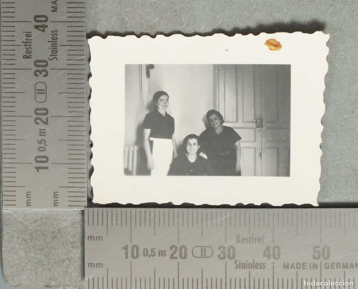 Fotograf&iacute;a antigua: FOTOGRAFIA MUJERES EN INTERIOR HOGAR . SERVICIO hacia 1940