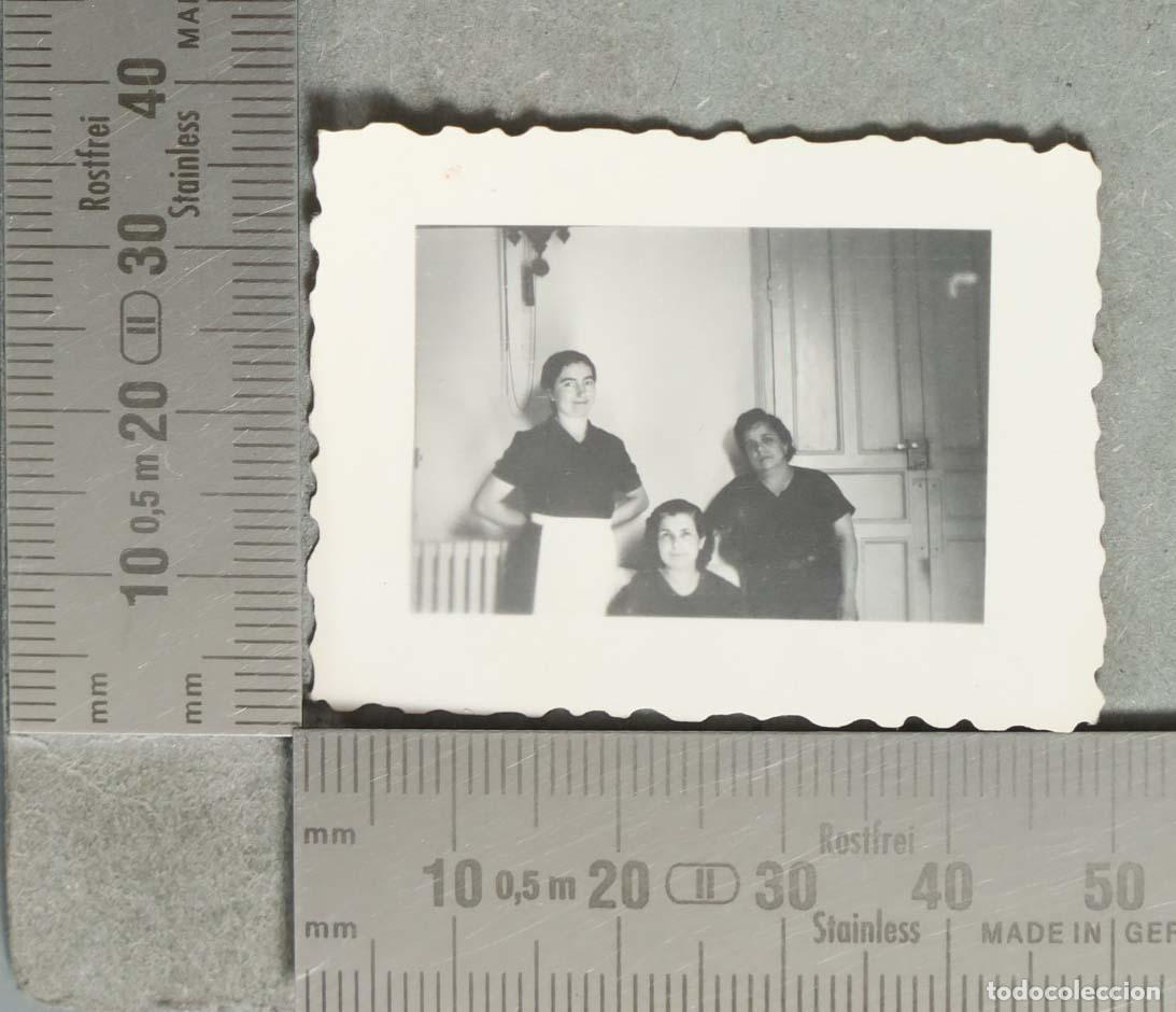 Fotograf&iacute;a antigua: FOTOGRAFIA MUJERES EN INTERIOR HOGAR . SERVICIO hacia 1940