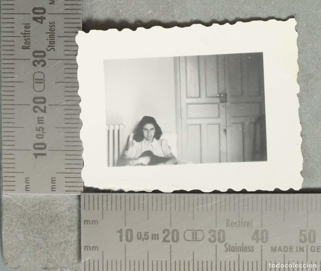 Fotograf&iacute;a antigua: FOTOGRAFIA MUJER JOVEN EN CASA hacia 1940