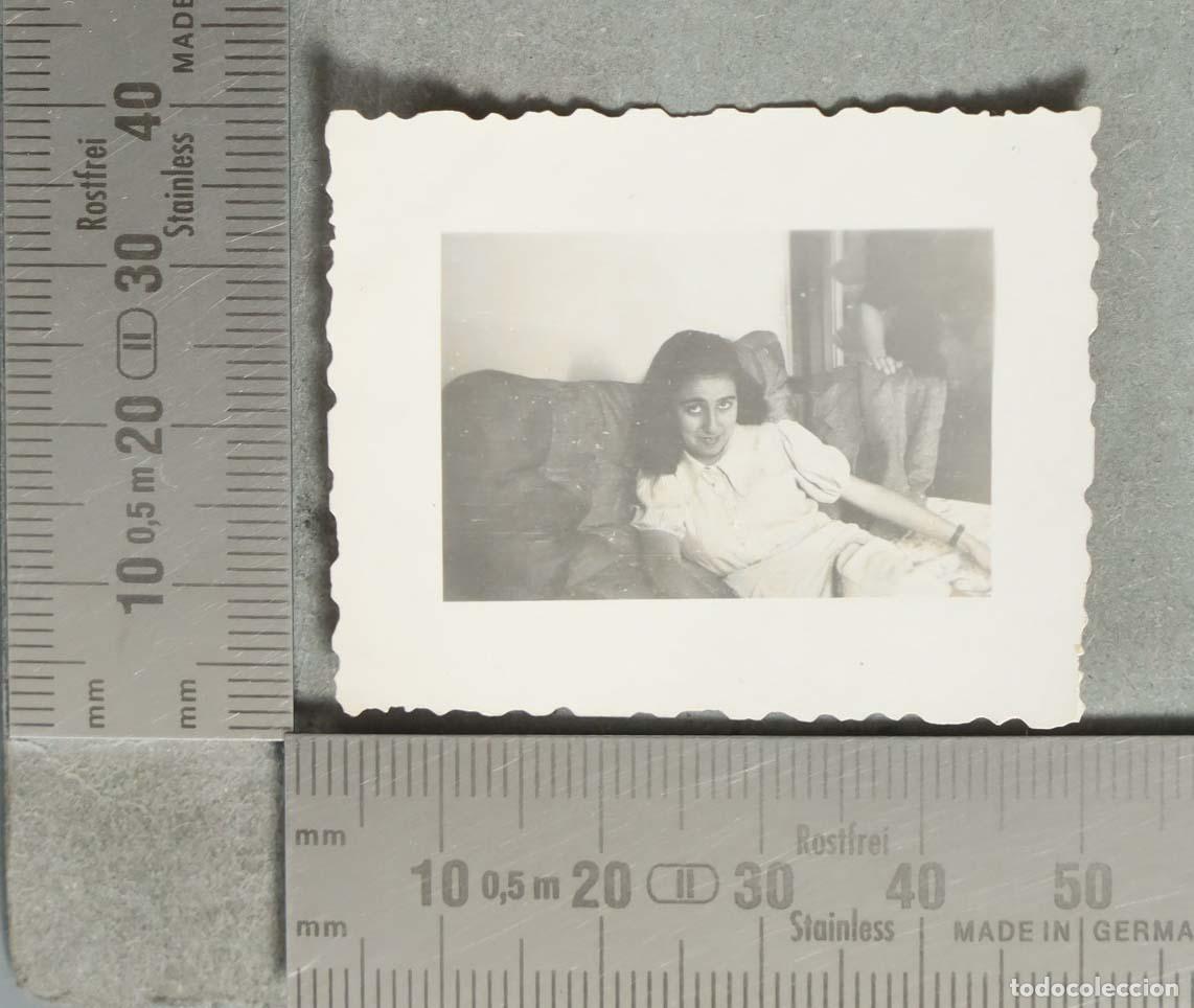 Fotograf&iacute;a antigua: FOTOGRAFIA MUJER JOVEN EN SOFA hacia 1940