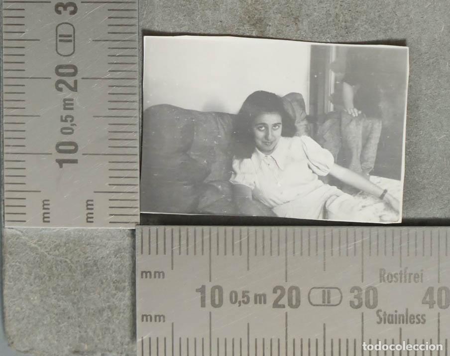 Fotograf&iacute;a antigua: FOTOGRAFIA MUJER JOVEN EN SOFA hacia 1940