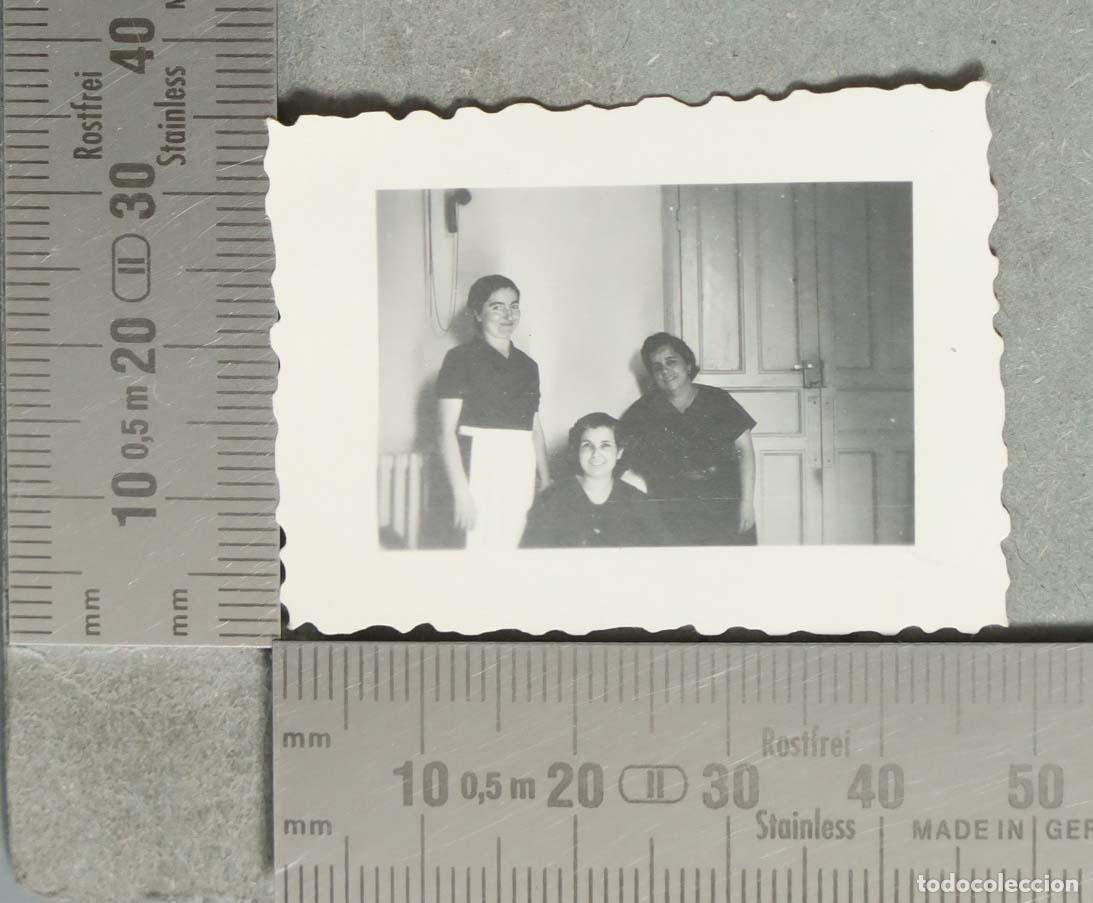 Fotografia antica: FOTOGRAFIA Tres mujeres con delantal y falda en el interior de una casa hacia 1940