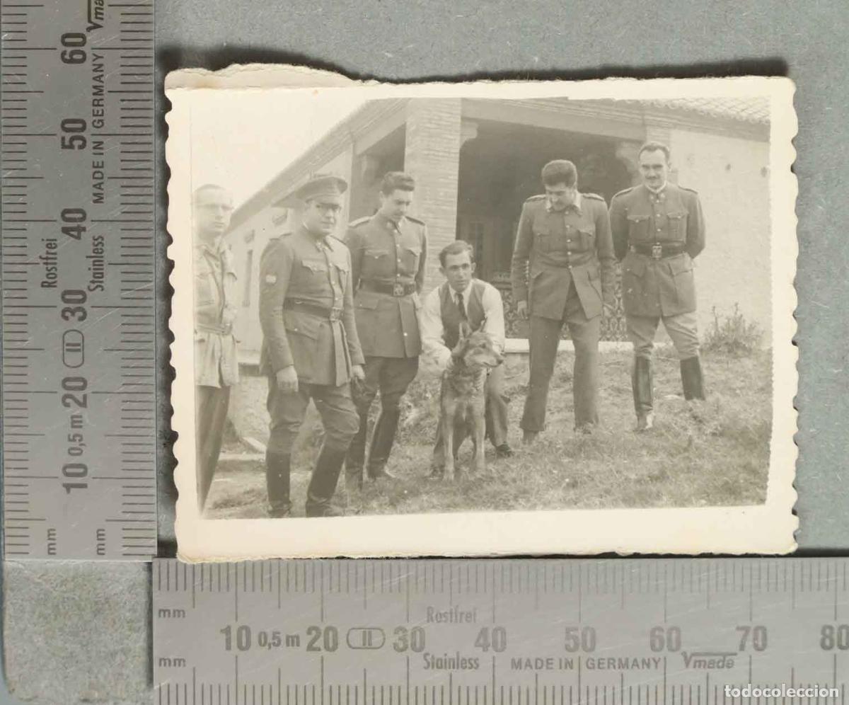 Fotografia antica: FOTOGRAFIA GRUPO DE MILITARES CON DIVISIONARIO Y PASTER ALEMAN hacia 1946