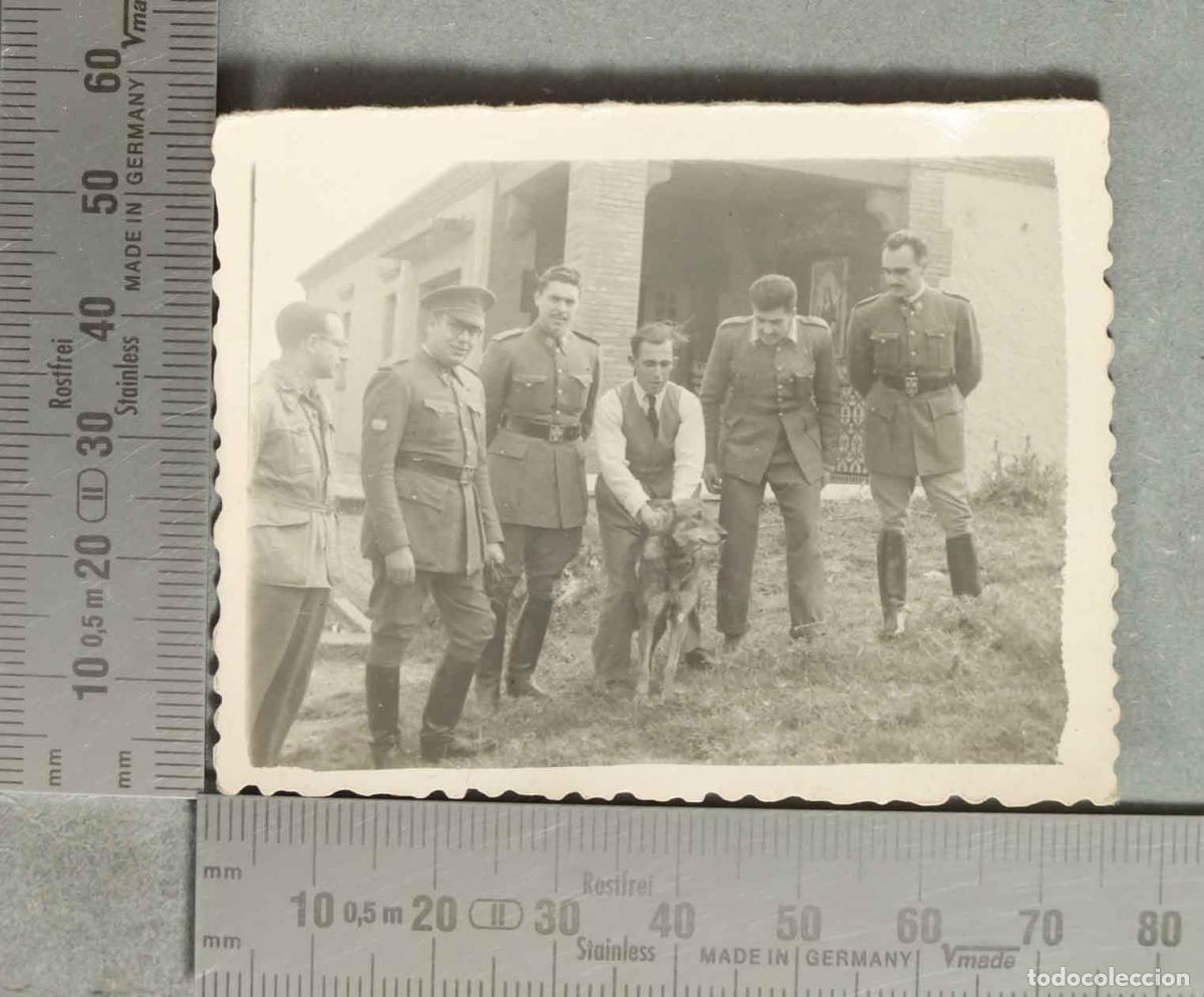Fotografia antica: FOTOGRAFIA DIVISIONARIO CON MILITARES Y PASTOR ALEMAN. FOTO SALCEDO ALGECIRAS 1946