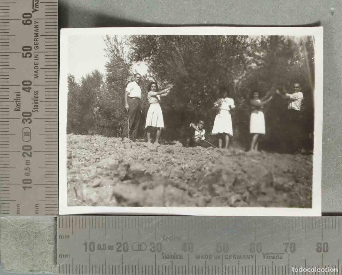Fotografia antica: FOTOGRAFIA Grupo de personas - EN EL CAMPO hacia 1940
