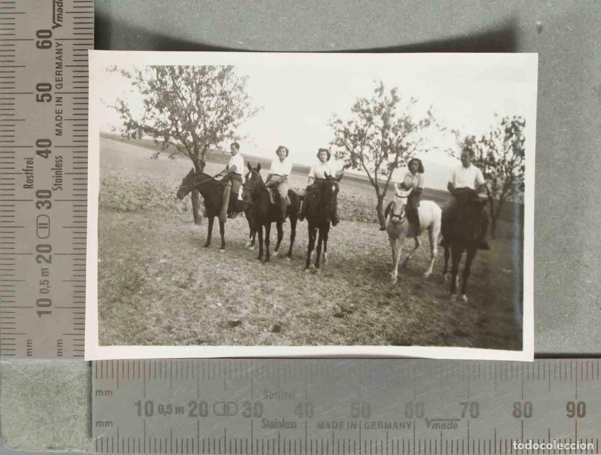 Fotograf&iacute;a antigua: FOTOGRAFIA Grupo de personas montando a caballo en el campo hacia 1940