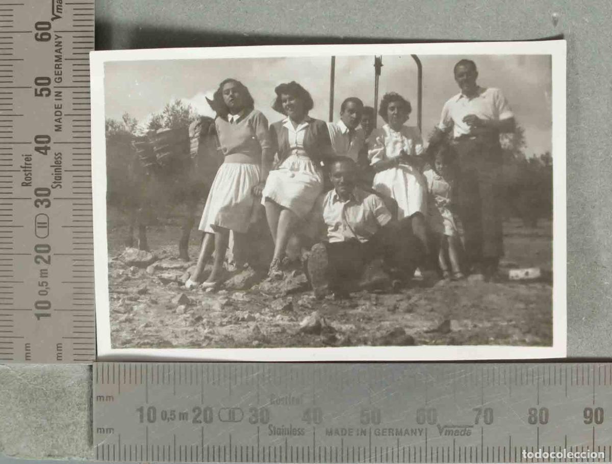 Fotograf&iacute;a antigua: FOTOGRAFIA GRUPO DE PERSONAS EN EL CAMPO CON BURRO Y POZO hacia 1940