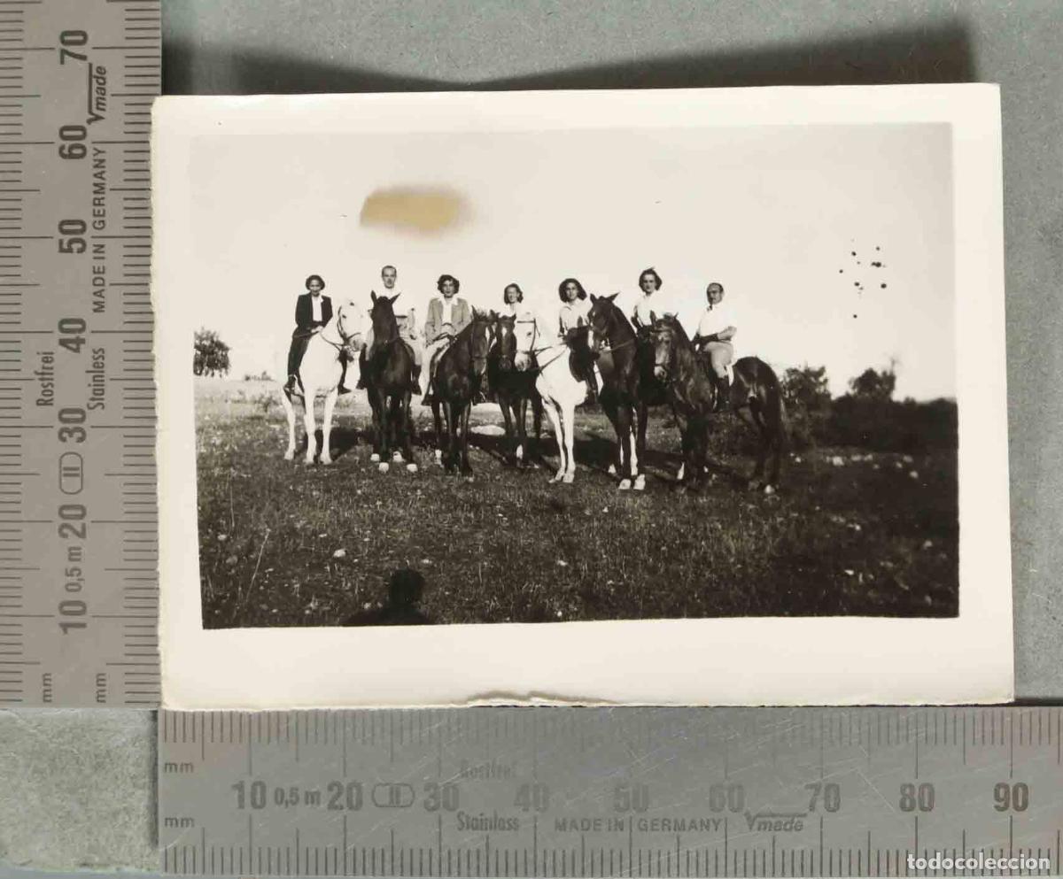 Fotograf&iacute;a antigua: FOTOGRAFIA Grupo de personas a caballo hacia 1940