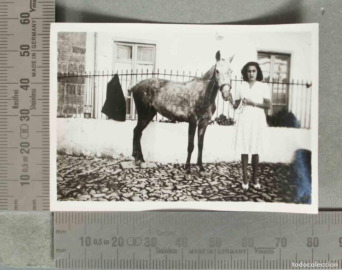 Fotograf&iacute;a antigua: FOTOGRAFIA Mujer con caballo hacia 1940