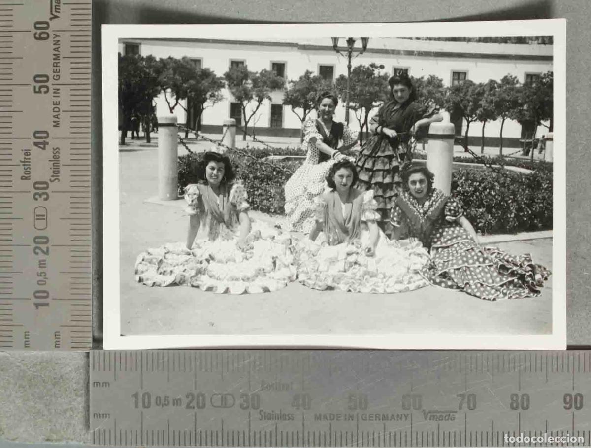 Fotograf&iacute;a antigua: FOTOGRAFIA MUJERES CON TRAJE ANDALUZ hacia 1940