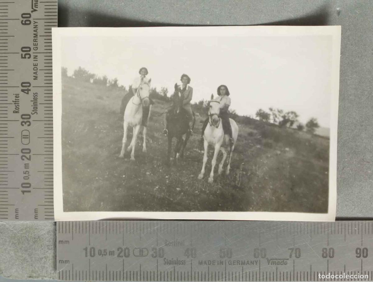 Fotograf&iacute;a antigua: FOTOGRAFIA Tres amazonas en un d&iacute;a de campo hacia 1940