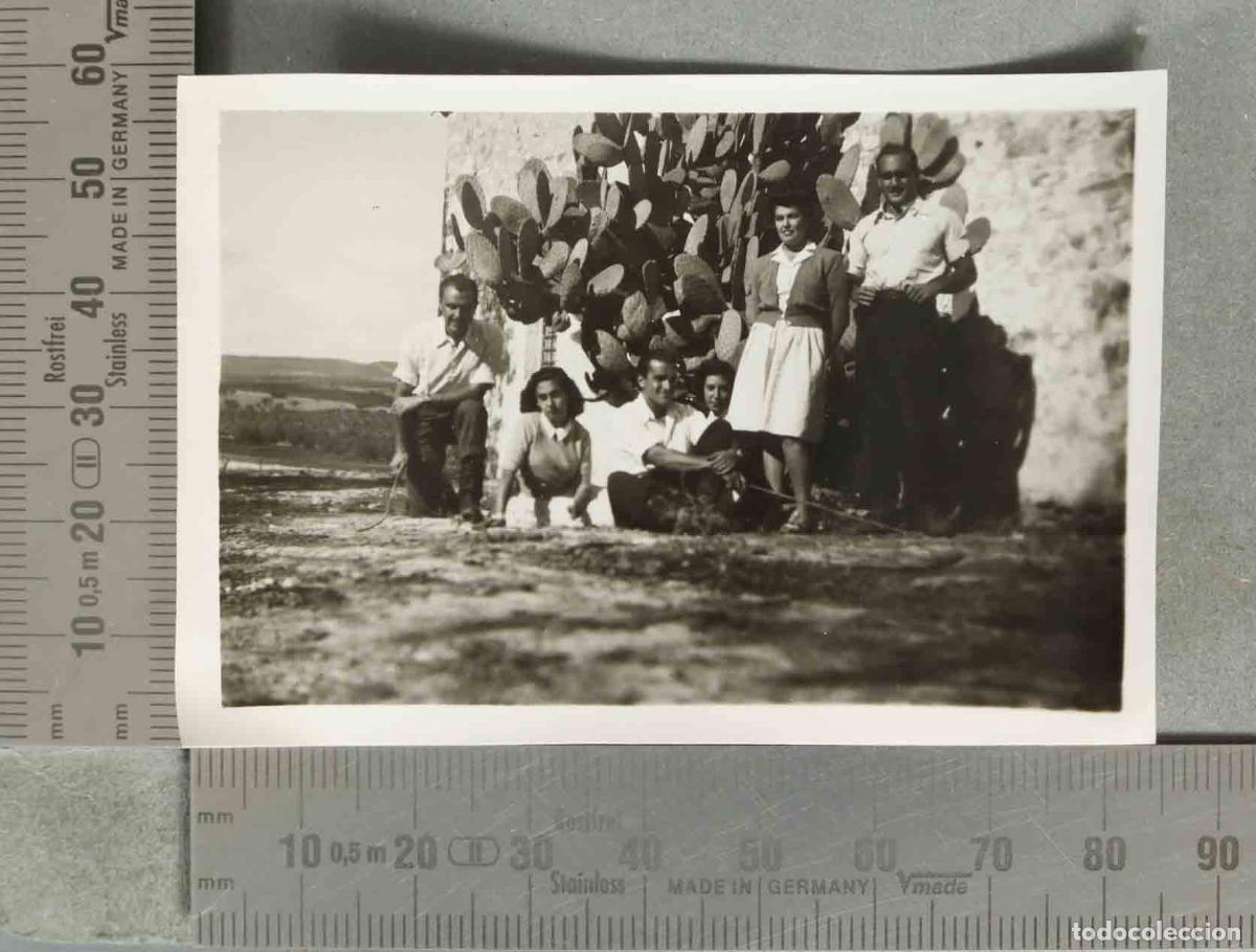 Fotograf&iacute;a antigua: FOTOGRAFIA Grupo de personas posando en el campo junto a nopales hacia 1940
