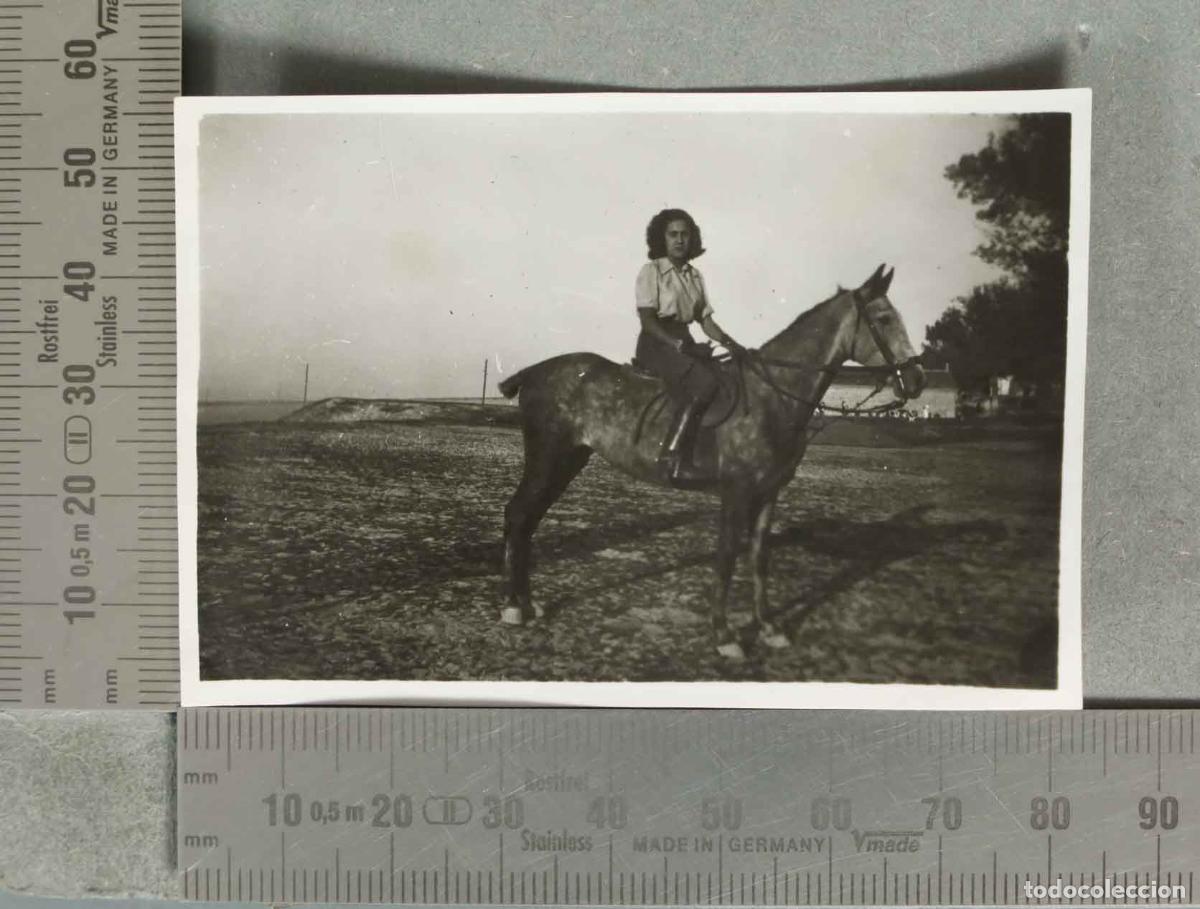 Fotograf&iacute;a antigua: FOTOGRAFIA Mujer montando a caballo hacia 1940