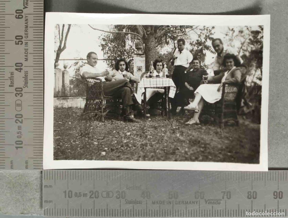 Fotograf&iacute;a antigua: FOTOGRAFIA GRUPO DE PERSONAS EN JARDIN hacia 1940
