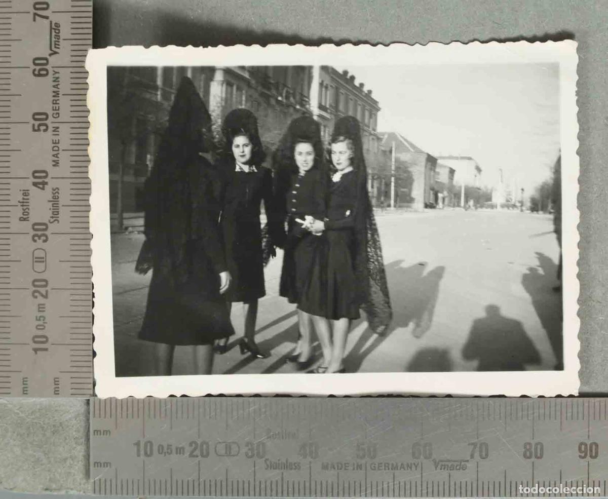 Fotograf&iacute;a antigua: FOTOGRAFIA Mujeres con mantilla. SEMANA SANTA 1941