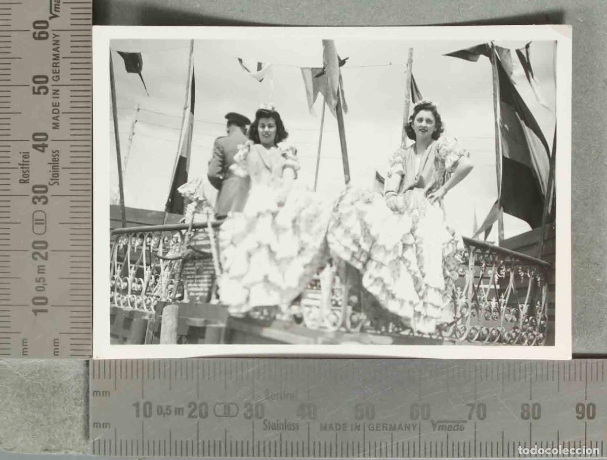 Fotograf&iacute;a antigua: FOTOGRAFIA Mujeres con traje de flamenca. FESTIVIDAD. BANDERAS hacia 1940