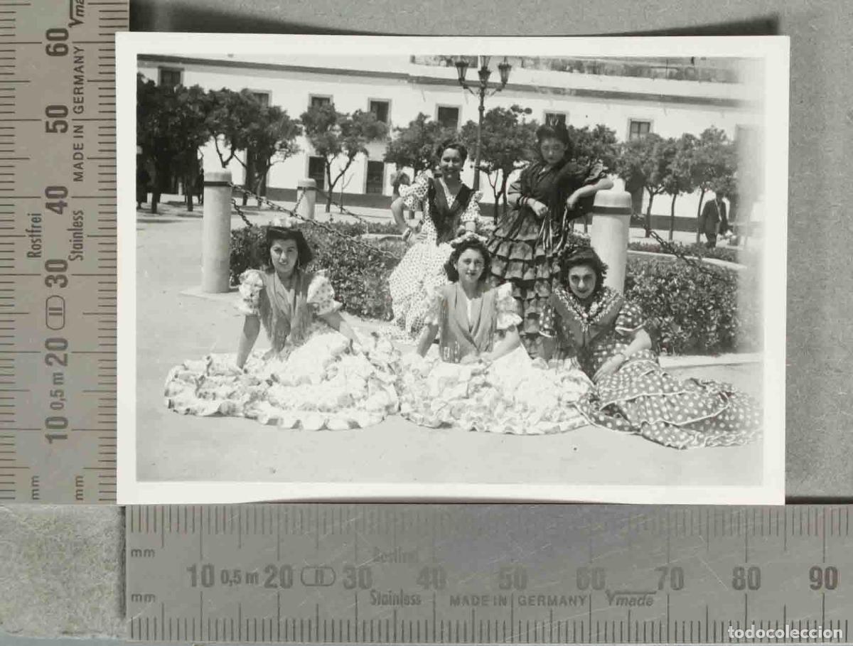 Fotograf&iacute;a antigua: FOTOGRAFIA Cinco mujeres vestidas con trajes tradicionales de flamenca hacia 1940