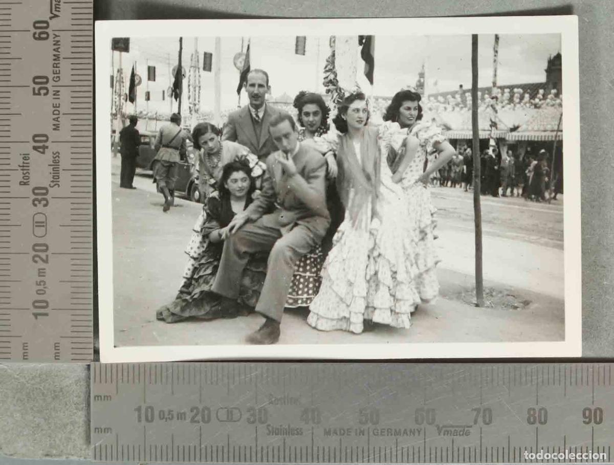 Fotograf&iacute;a antigua: FOTOGRAFIA GRUPO DE JOVENES. FERIA. &iquest;VILLACARRILLO? hacia 1940