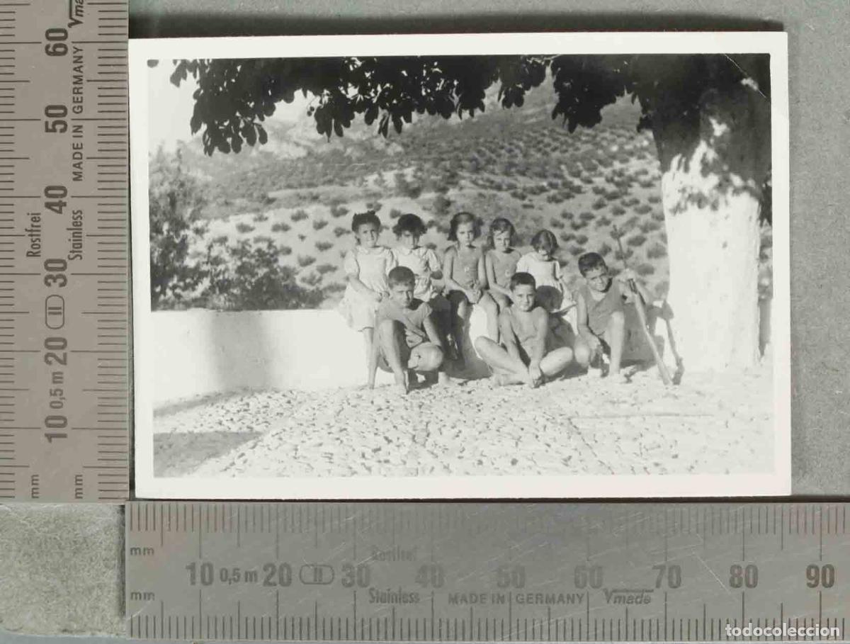 Fotograf&iacute;a antigua: FOTOGRAFIA Ni&ntilde;os sentados en un muro -UNO CON ESCOPETA PERDIGONES hacia 1940