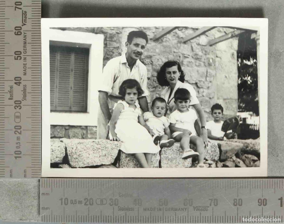 Fotograf&iacute;a antigua: FOTOGRAFIA Familia posando ante fachada de piedra - hacia 1940