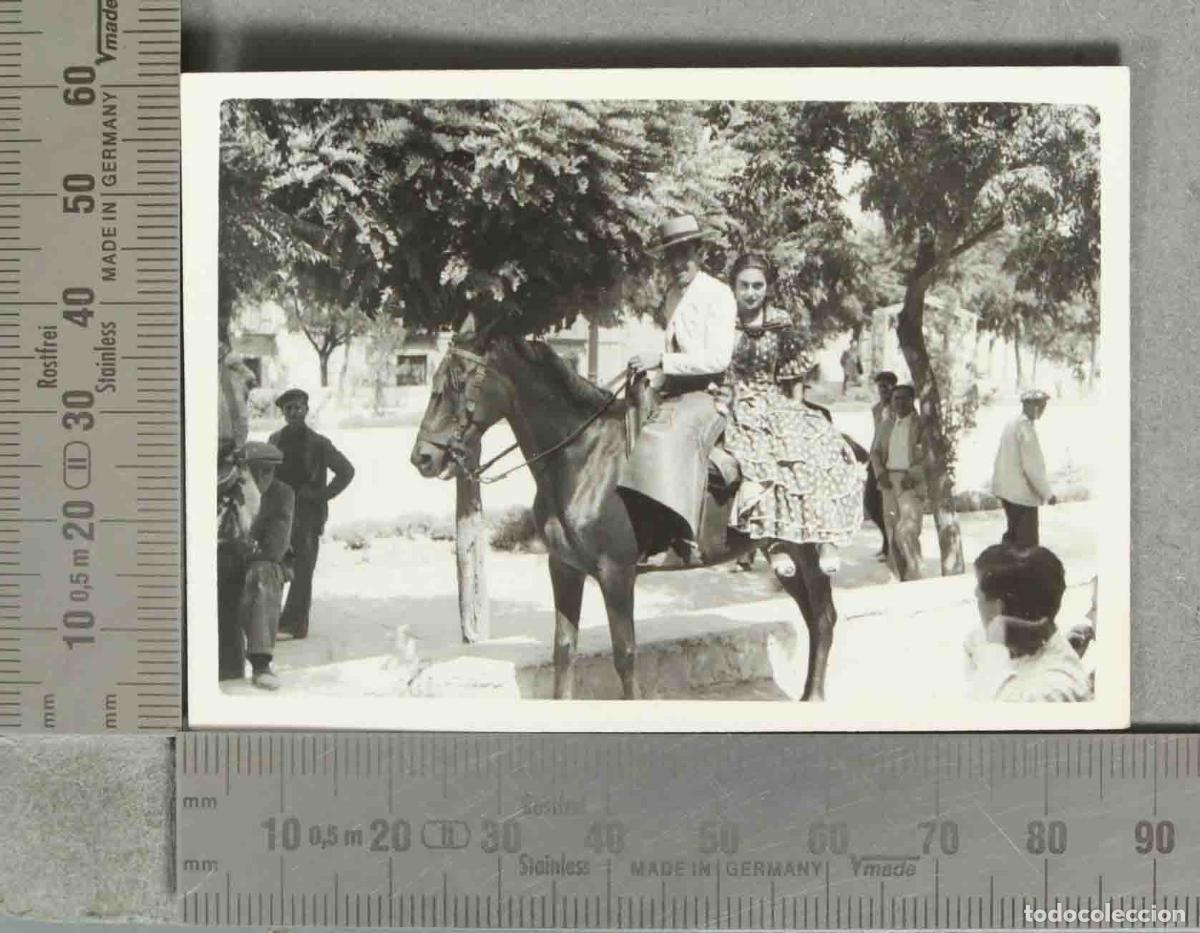 Fotograf&iacute;a antigua: FOTOGRAFIA Pareja a caballo vistiendo trajes tradicionales. ANDALUCIA hacia 1940