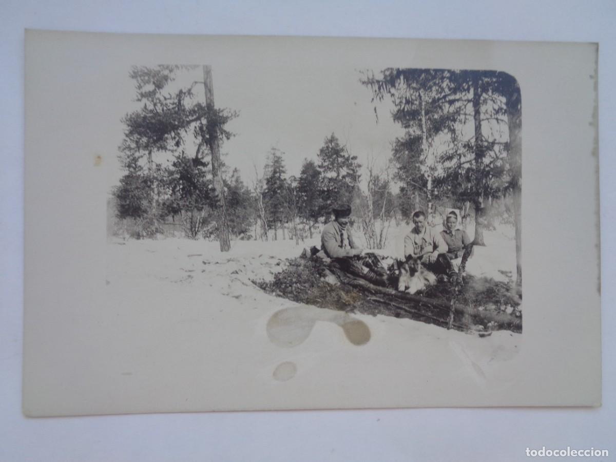 Fotograf&iacute;a antigua: FOTO DE FAMILIA DE CAZADORES CON PERRO . FINLANDIA PRINCIPIOS DE SIGLO