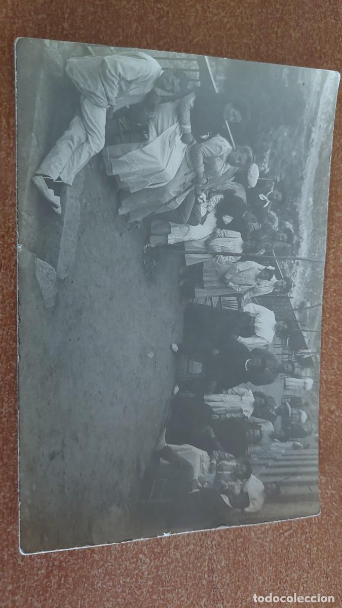 Fotograf&iacute;a antigua: Foto postal paisanos en balneario