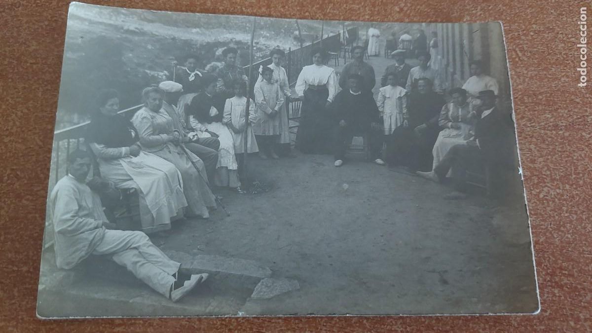 Fotografia antica: Foto postal paisanos en balneario