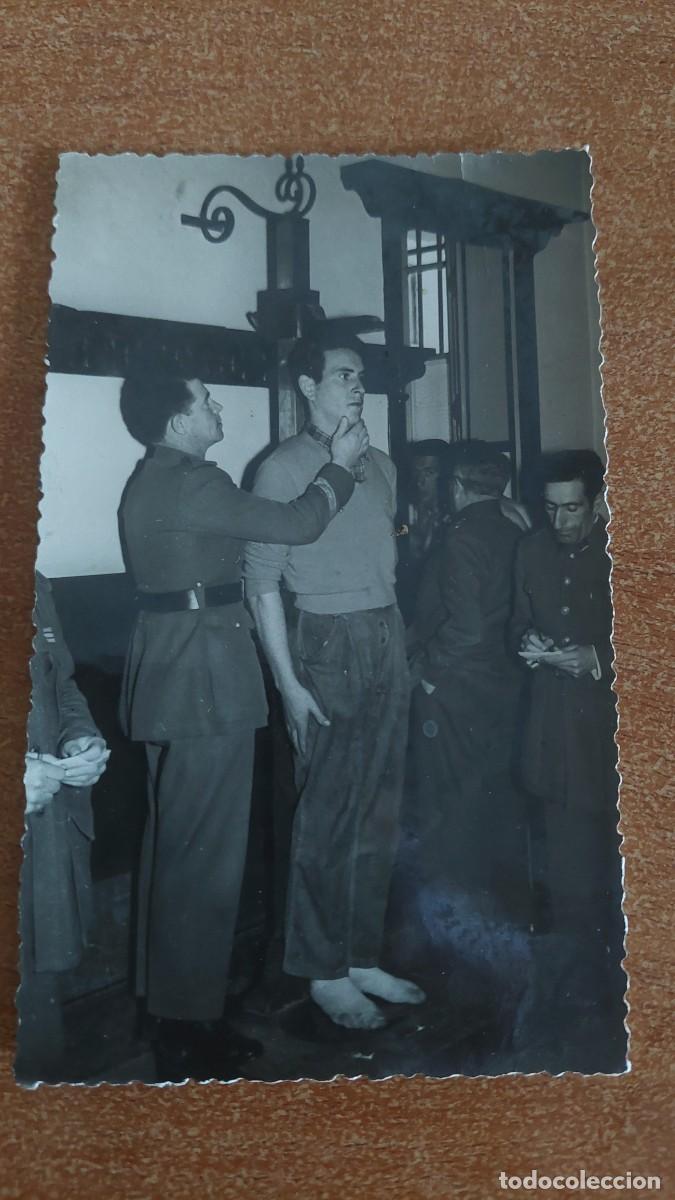 Fotograf&iacute;a antigua: Foto postal midiendo a los quintos