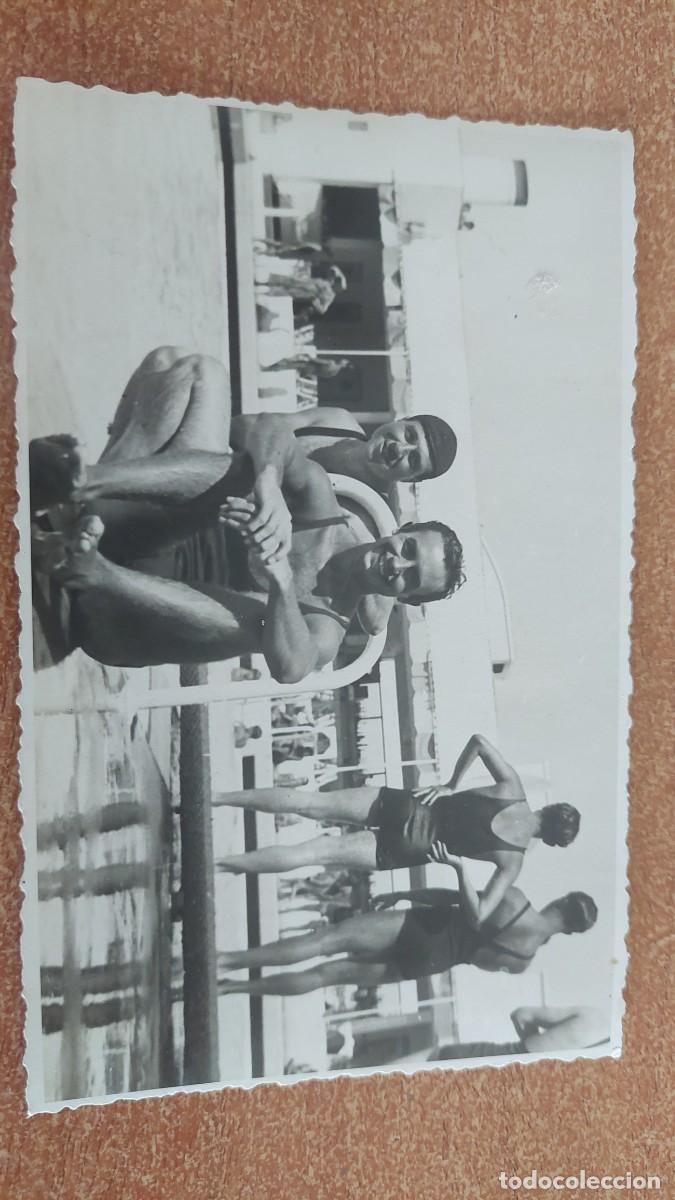 Fotograf&iacute;a antigua: Foto postal ba&ntilde;istas con ba&ntilde;ador de mono