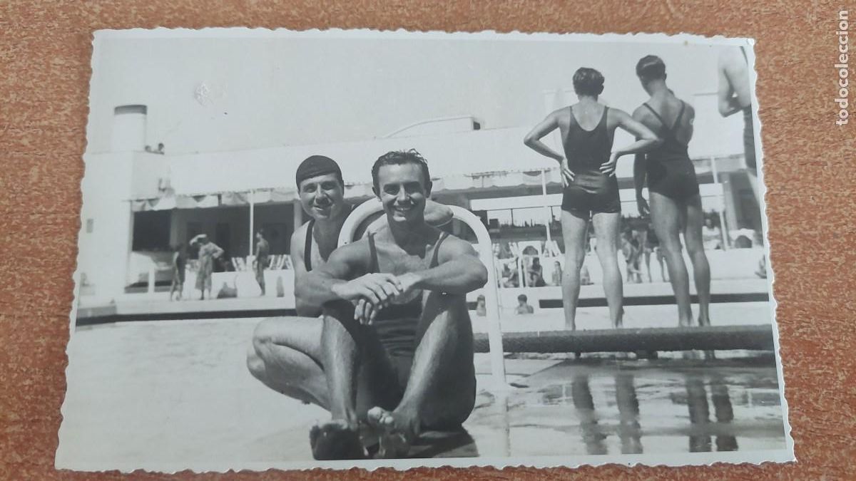 Fotografia antica: Foto postal ba&ntilde;istas con ba&ntilde;ador de mono