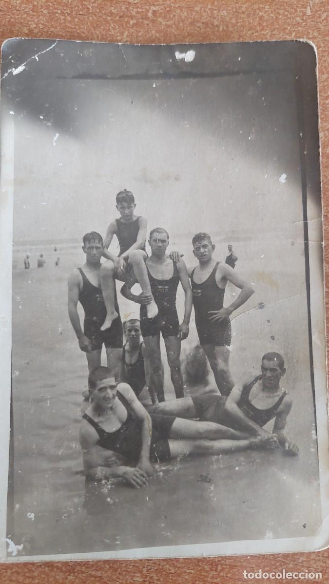 Fotograf&iacute;a antigua: Foto postal ba&ntilde;istas con ba&ntilde;ador de mono